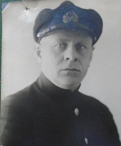 Лот из 5 фото с довоенными кокардами.