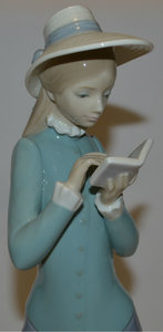 Статуэтка Lladro Daisa, Женщина читает книгу.