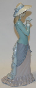 Статуэтка Lladro Daisa, Женщина читает книгу.