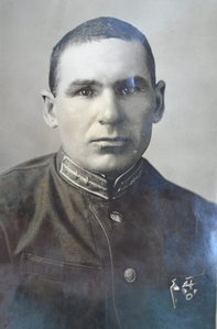 4 фото со знаками Ворошиловский стрелок.