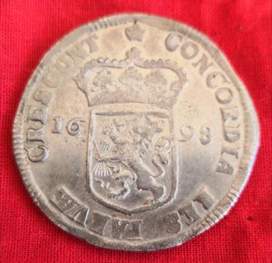 Зильбердукат 1698 год. Великолепное сост. Штемпельный блеск.