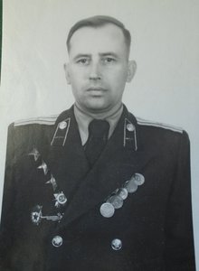 8 фото с 3 мя одинаковыми орденами.