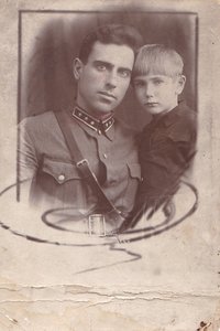 Старший инструктор ОСОВИАХИМа с дочерью. 1939 год.