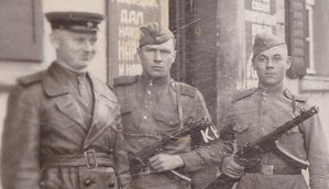 Военнослужащие Сов.Армии. Несколько типов автоматов. 40-е.