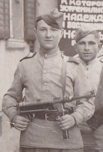 Военнослужащие Сов.Армии. Несколько типов автоматов. 40-е.