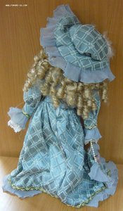 Красивая кукла в платье и шляпе