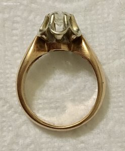 Женское золотое кольцо с крупным бриллиантом. 583 проба