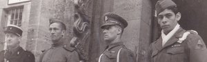 Представители союзных армий на охране комендатуры. Берлин.