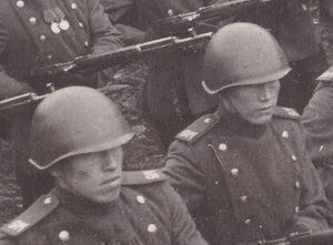 Советские пехотинцы на параде. Шифровка "9 М". 1940-е.