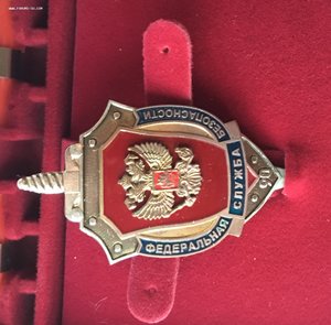 Знак ФСБ   90 лет в красном футляре