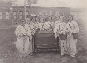 Девушки страны Советов с противогазами. г.Липецк,1941 год.