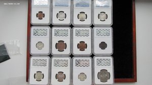 12 разных монет в слабах