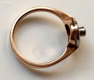 Женское золотое кольцо с бриллиантами. 583 проба со звездой.