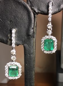 Серьги с изумрудами и бриллиантами