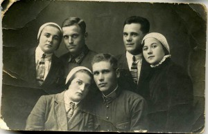 Три фото с военными. Нашивки, знаки.