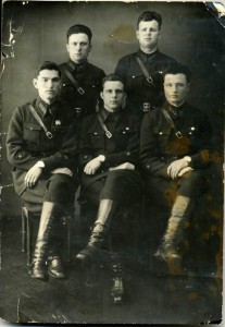 Три фото с военными. Нашивки, знаки.