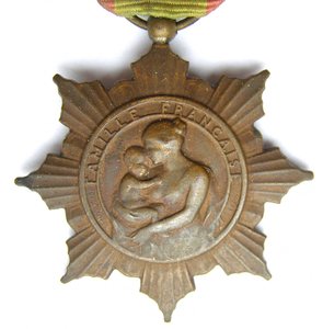 Франция. Медаль семьи.