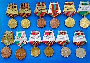 Лот из 17 медалей.