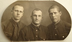 три бойца ГБ, судя по гимнастерке...