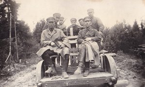 Командиры и красноармейцы на дрезине. Подпись.