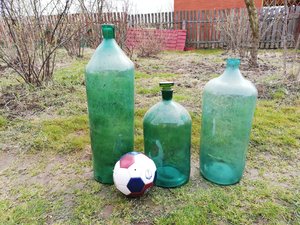 3 огромных зеленых бутыля