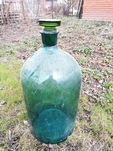 3 огромных зеленых бутыля