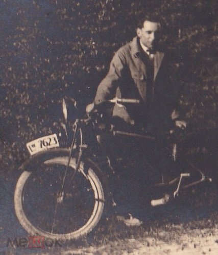 Мотоциклы и мотоциклисты. г.Львов,1920-е гг. 2 фото.
