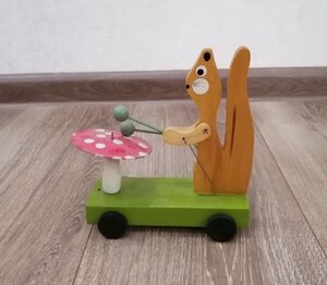 Белка - барабанщица (подвижная игрушка из дерева).