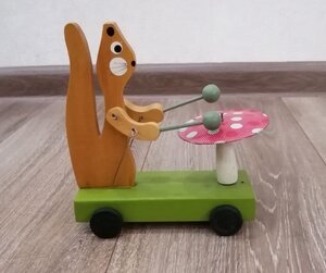 Белка - барабанщица (подвижная игрушка из дерева).