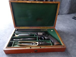 Антикварный пистолет Адамса в родной коробке