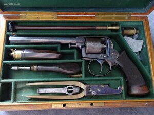 Антикварный пистолет Адамса в родной коробке