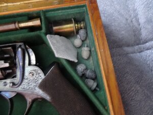 Антикварный пистолет Адамса в родной коробке