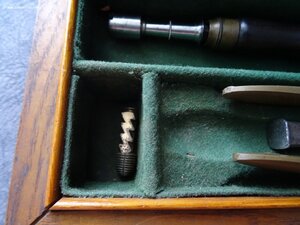 Антикварный пистолет Адамса в родной коробке