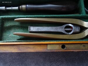 Антикварный пистолет Адамса в родной коробке