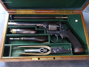 Антикварный пистолет Адамса в родной коробке