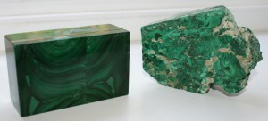 Малахитовая шкатулка и самородок из малахита.