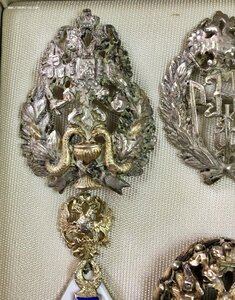 ПРОДАМ КОЛЛЕКЦИЮ СЕРЕБРЯНЫХ ЦАРСКИХ ЗНАКОВ. ФРАЧНИКИ.