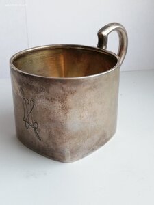 Серебряный подстаканник с квадратным дном