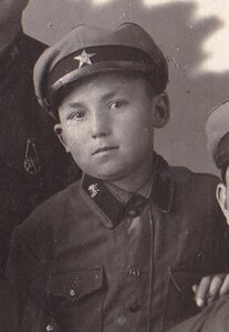 Пограничники (?). Воспитанник. Фуражки. Эмблемы.