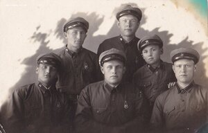 Пограничники (?). Воспитанник. Фуражки. Эмблемы.