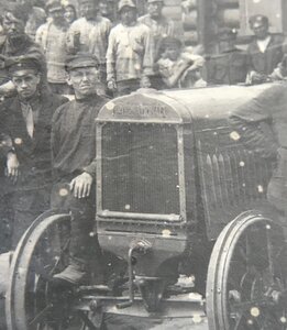 Работники с тракторами International, 1927 год