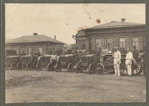 Работники с тракторами International, 1927 год