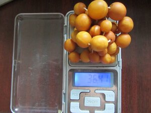 янтарные бусы.