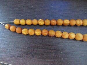 янтарные бусы.