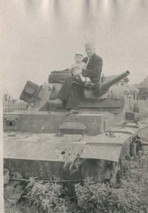 Немецкий танк, брошенный в советской деревне, после войны