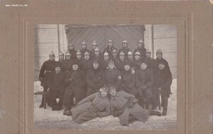 Группа бойцов пожарной охраны. Нашивки. Каски. Форма.