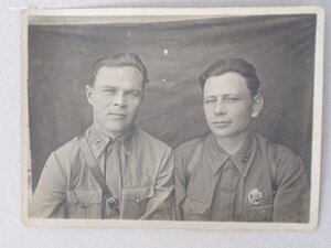 Два офицера РККА , один с республиканцем Туркменской ССР.