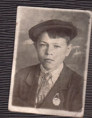 Паренек со знаком.