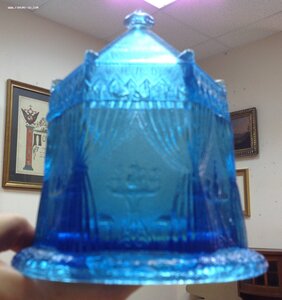 Конфетница-сахарница синего стекла в виде шатра.Старая.