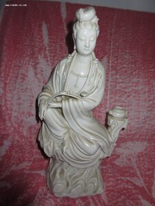 RARE DEHUA SEATED FIGURE OF GUANYIN MIT ZEPTER.